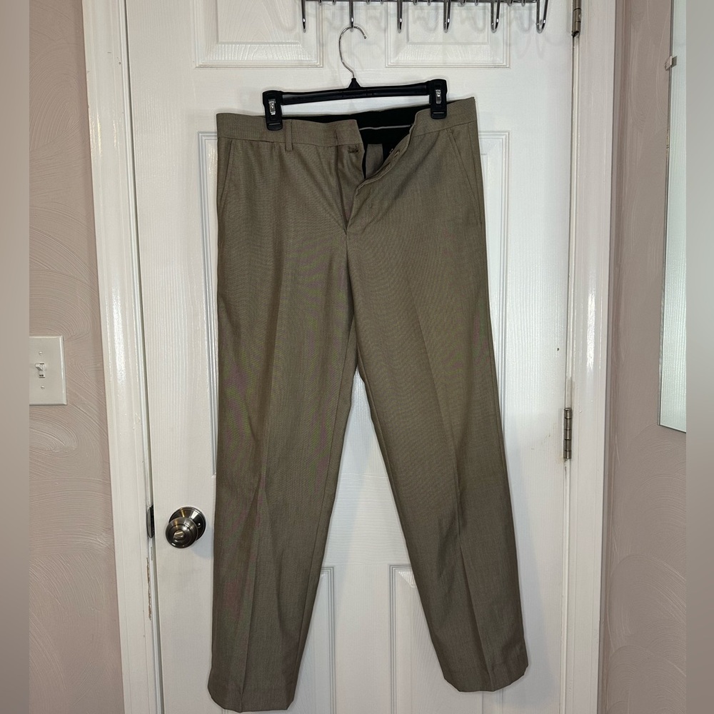 Men’s khaki dress pants sized 32x32.